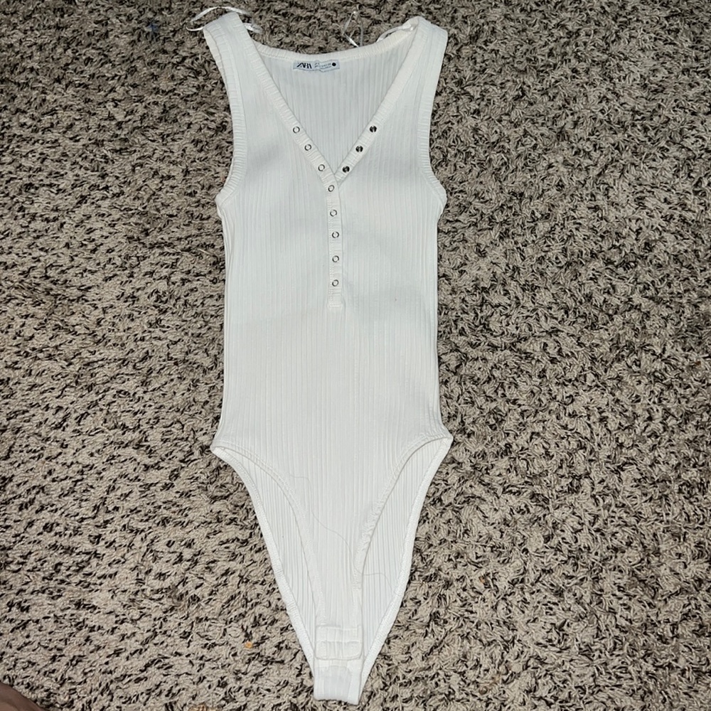 Zara White Ribbed V Neck Button Front Henley Tank
Top Bodysuit